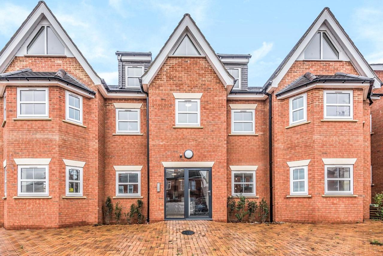 2 Bedroom City Centre Apartment In High Wycombe With Parking Dış mekan fotoğraf