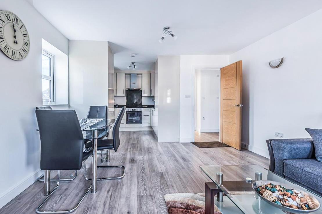 2 Bedroom City Centre Apartment In High Wycombe With Parking Dış mekan fotoğraf