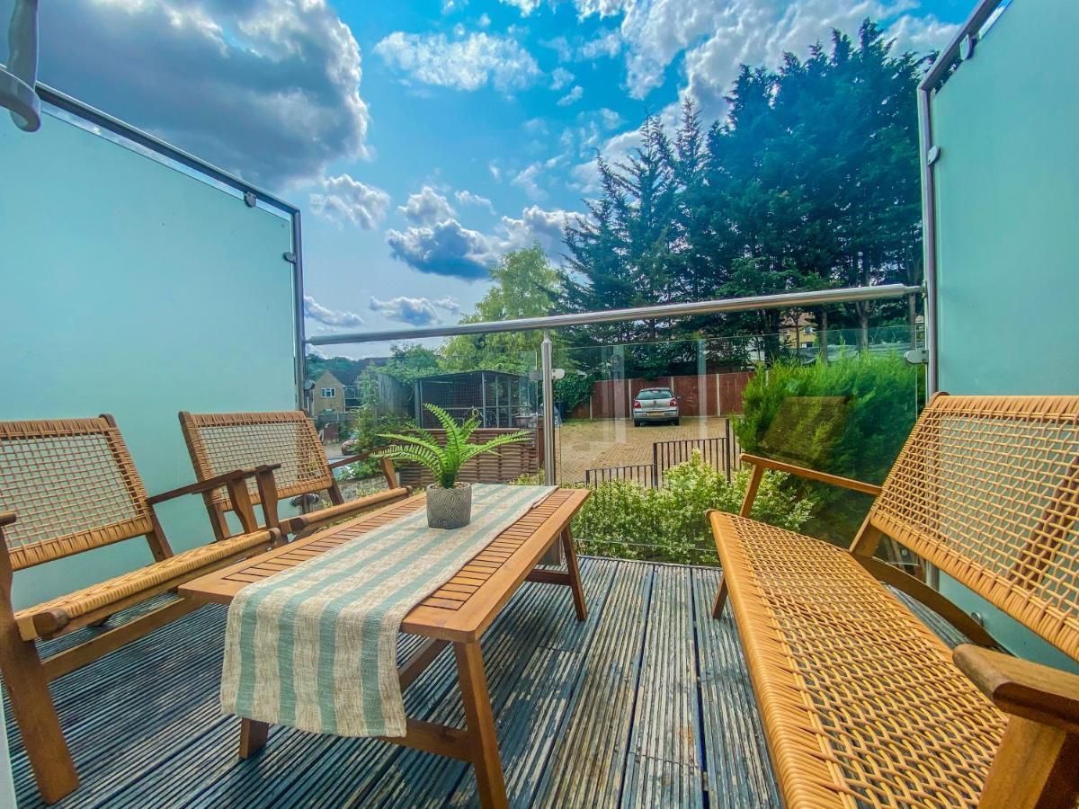2 Bedroom City Centre Apartment In High Wycombe With Parking Dış mekan fotoğraf