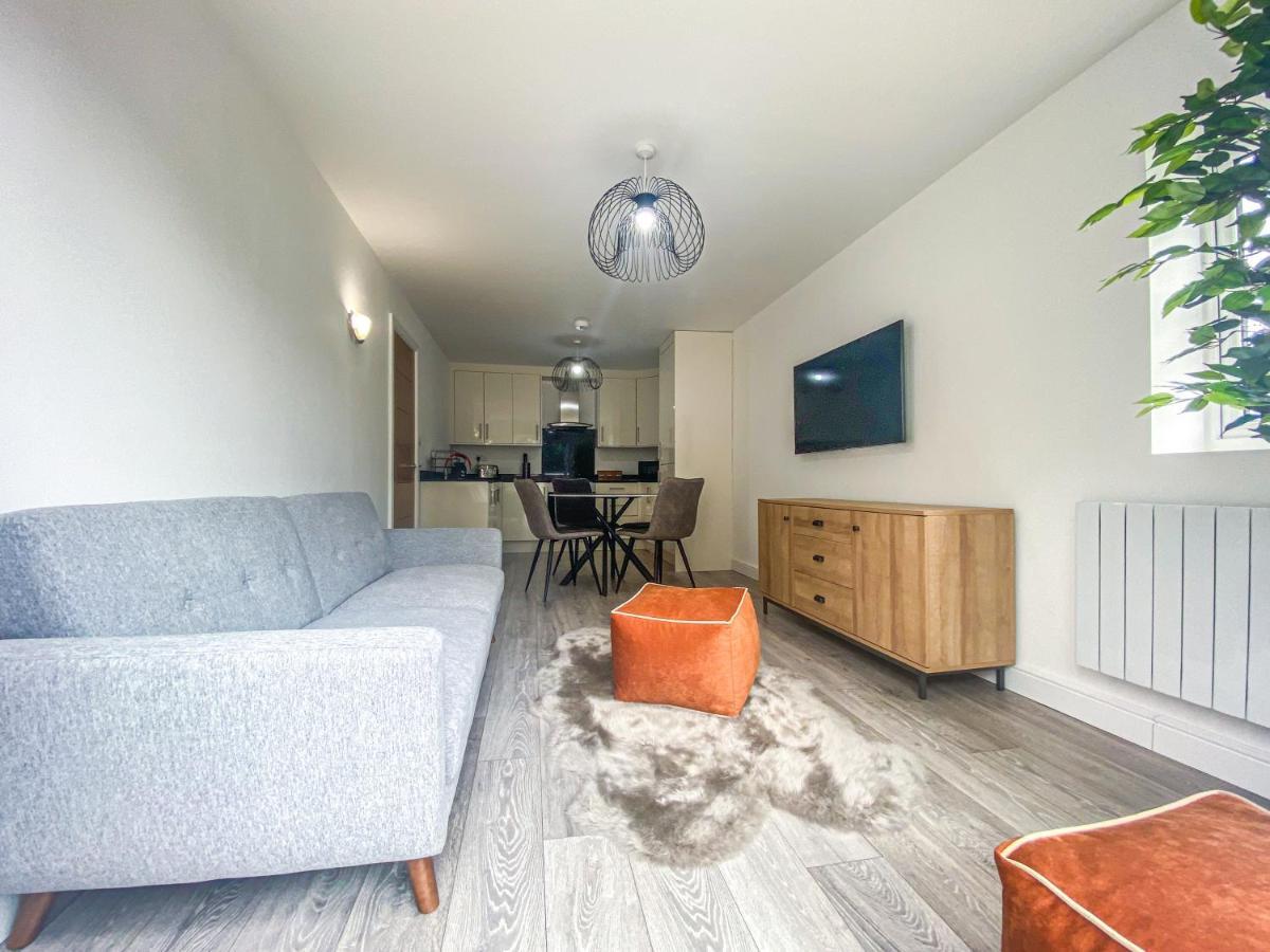 2 Bedroom City Centre Apartment In High Wycombe With Parking Dış mekan fotoğraf