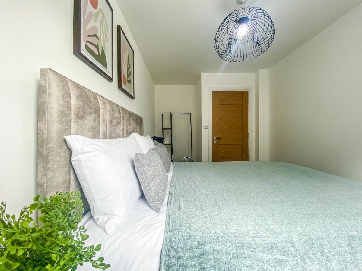 2 Bedroom City Centre Apartment In High Wycombe With Parking Dış mekan fotoğraf