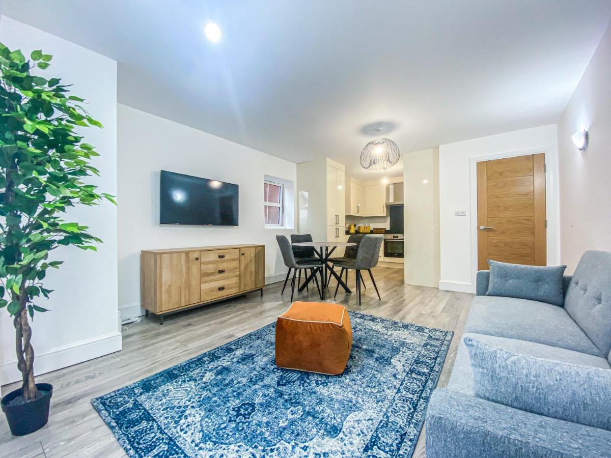 2 Bedroom City Centre Apartment In High Wycombe With Parking Dış mekan fotoğraf