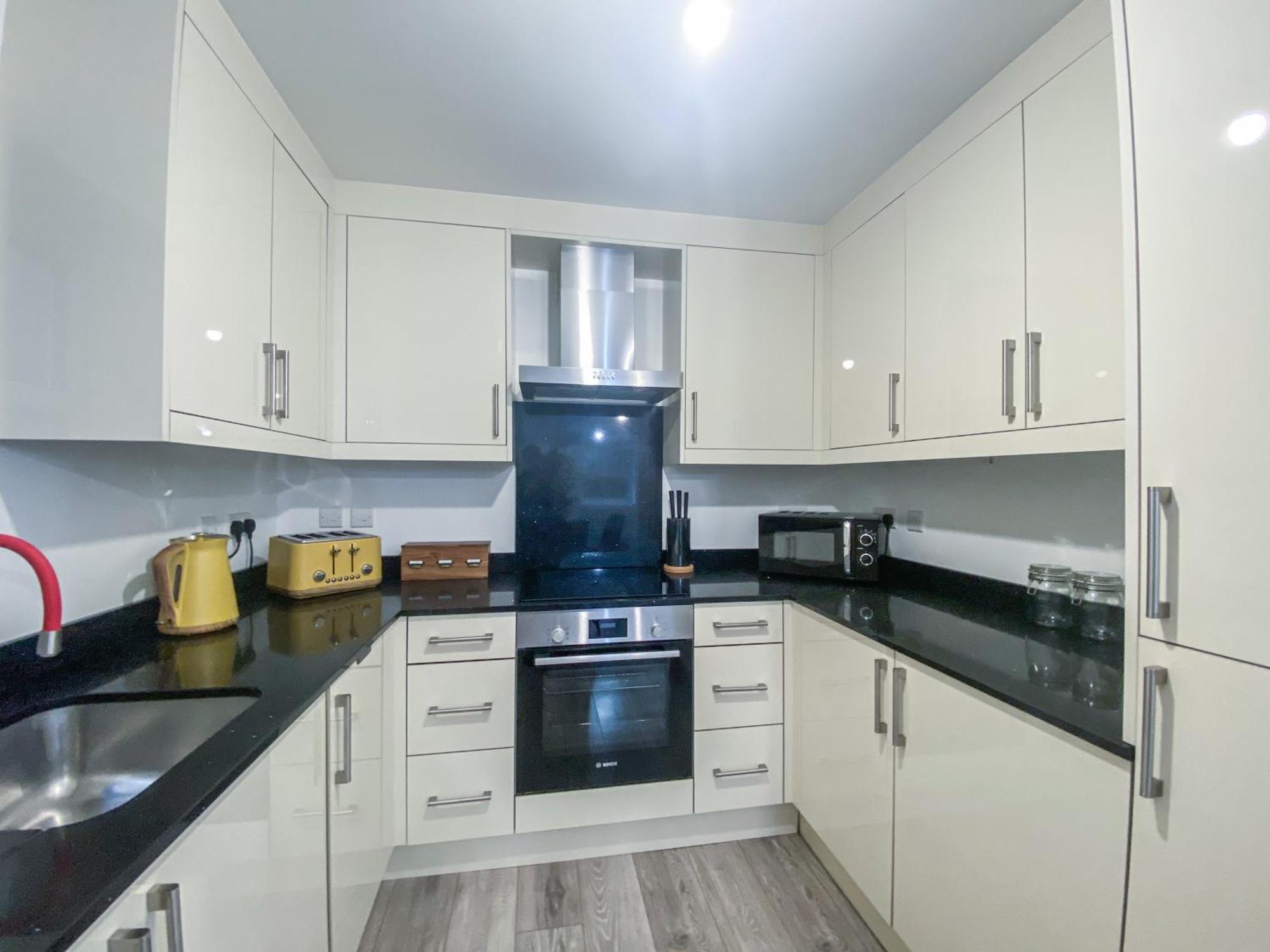 2 Bedroom City Centre Apartment In High Wycombe With Parking Dış mekan fotoğraf