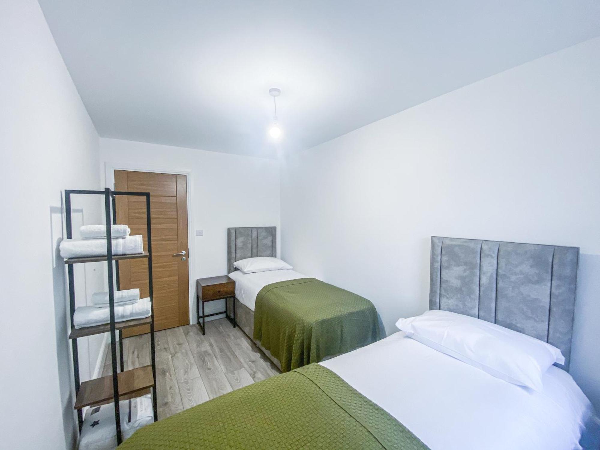 2 Bedroom City Centre Apartment In High Wycombe With Parking Dış mekan fotoğraf