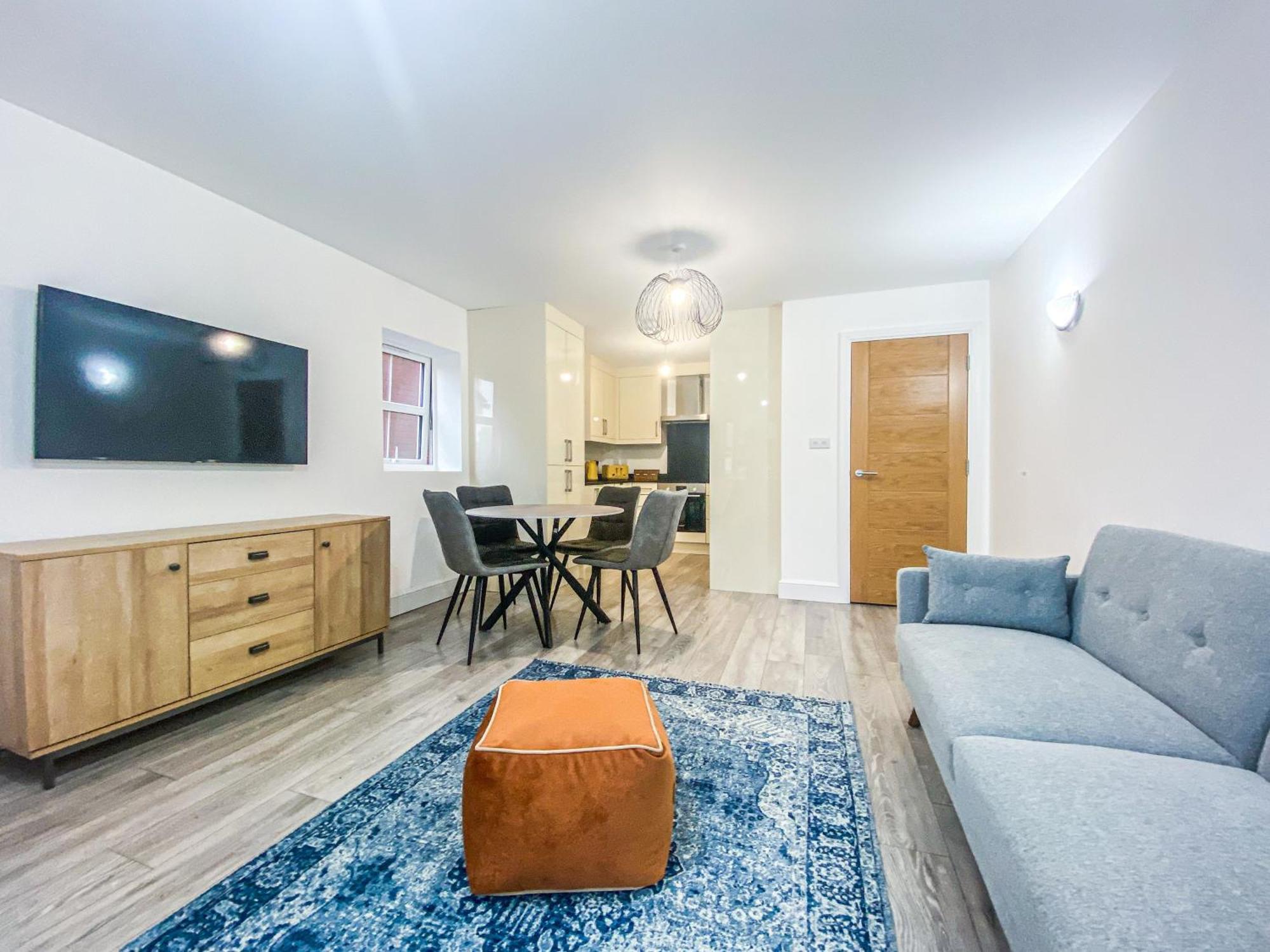 2 Bedroom City Centre Apartment In High Wycombe With Parking Dış mekan fotoğraf