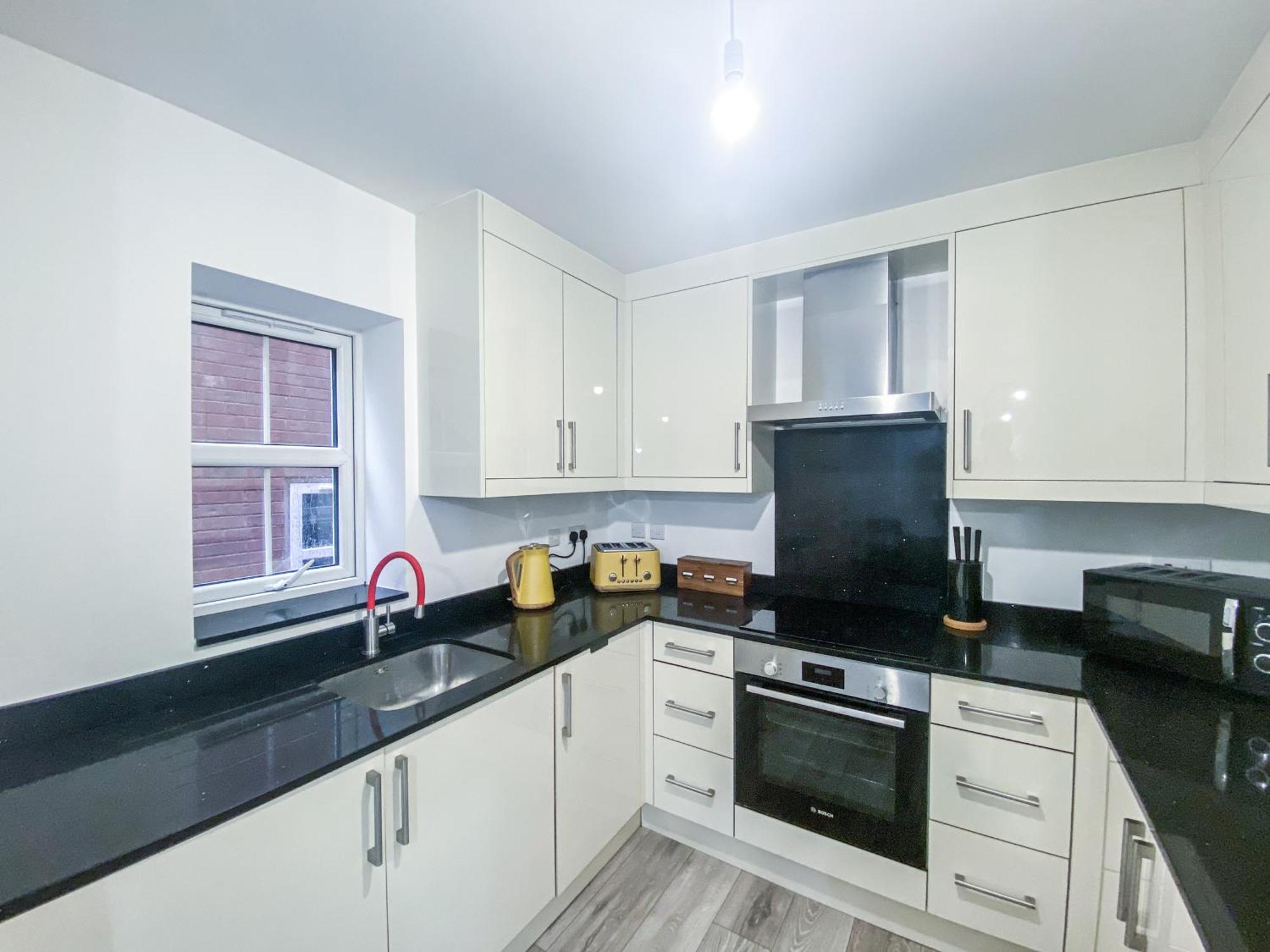 2 Bedroom City Centre Apartment In High Wycombe With Parking Dış mekan fotoğraf