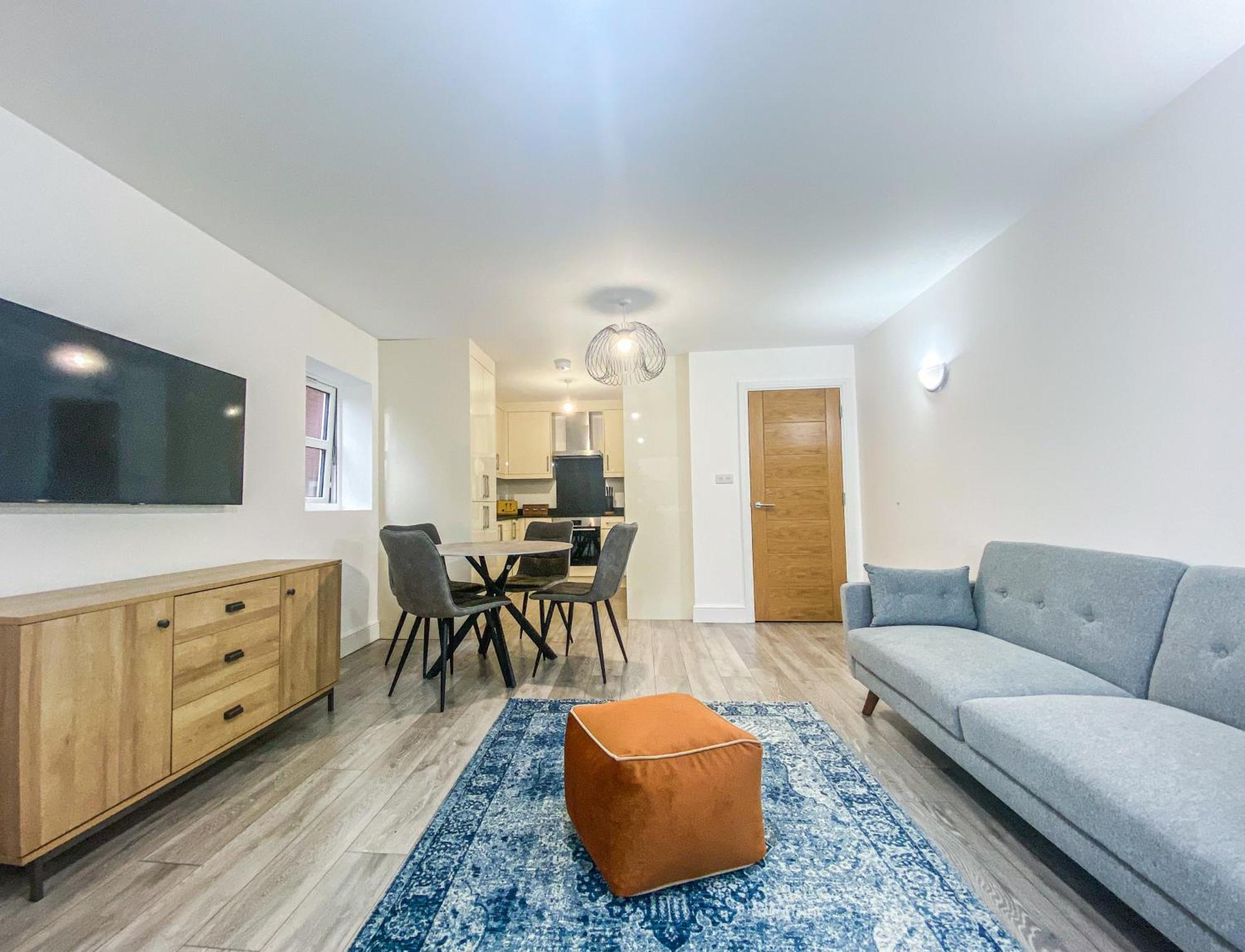 2 Bedroom City Centre Apartment In High Wycombe With Parking Dış mekan fotoğraf