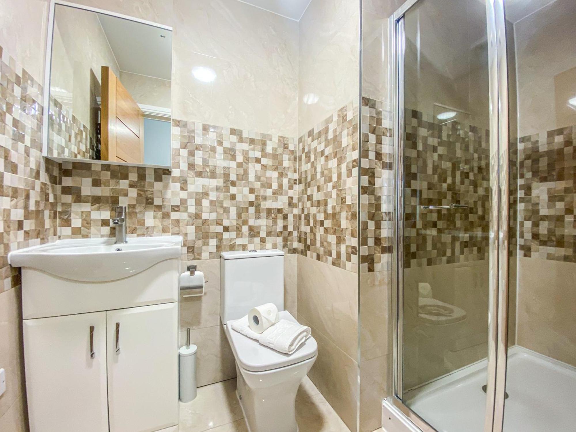 2 Bedroom City Centre Apartment In High Wycombe With Parking Dış mekan fotoğraf
