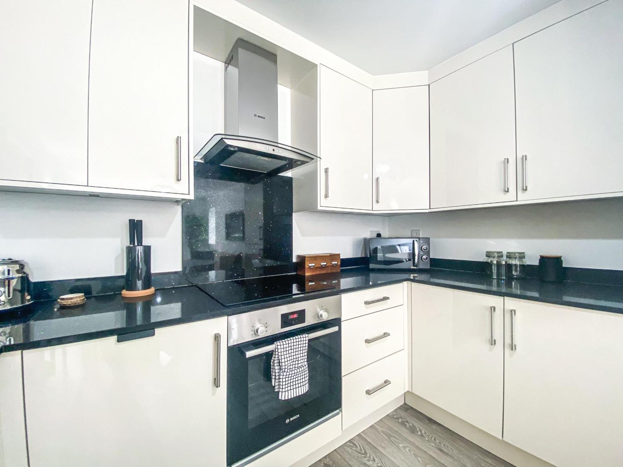 2 Bedroom City Centre Apartment In High Wycombe With Parking Dış mekan fotoğraf
