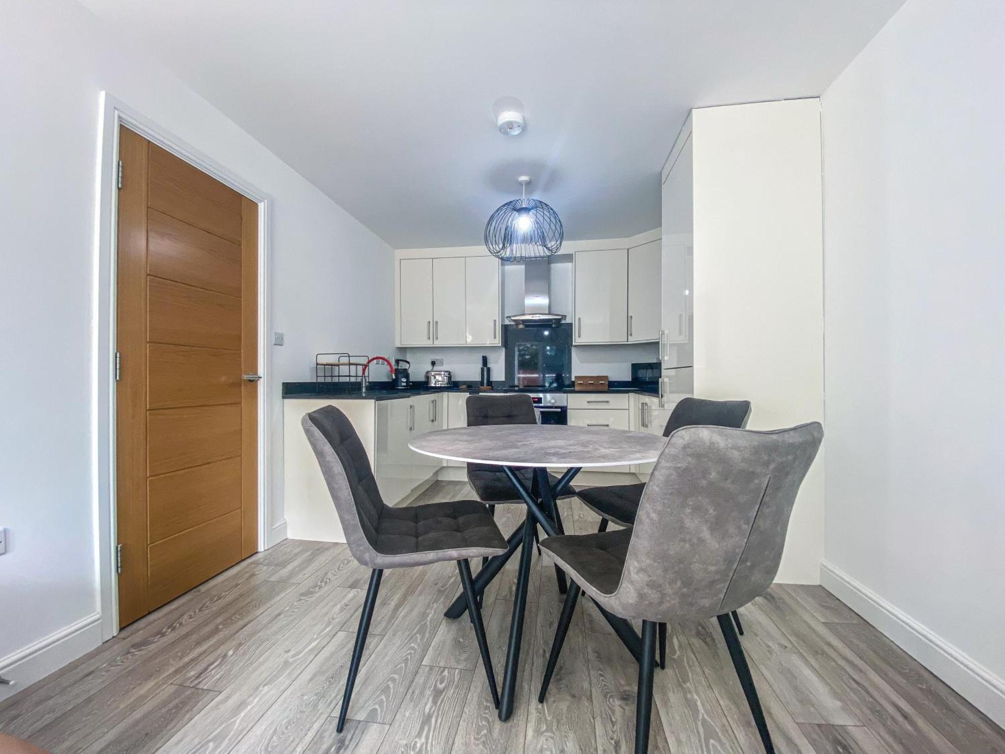 2 Bedroom City Centre Apartment In High Wycombe With Parking Dış mekan fotoğraf