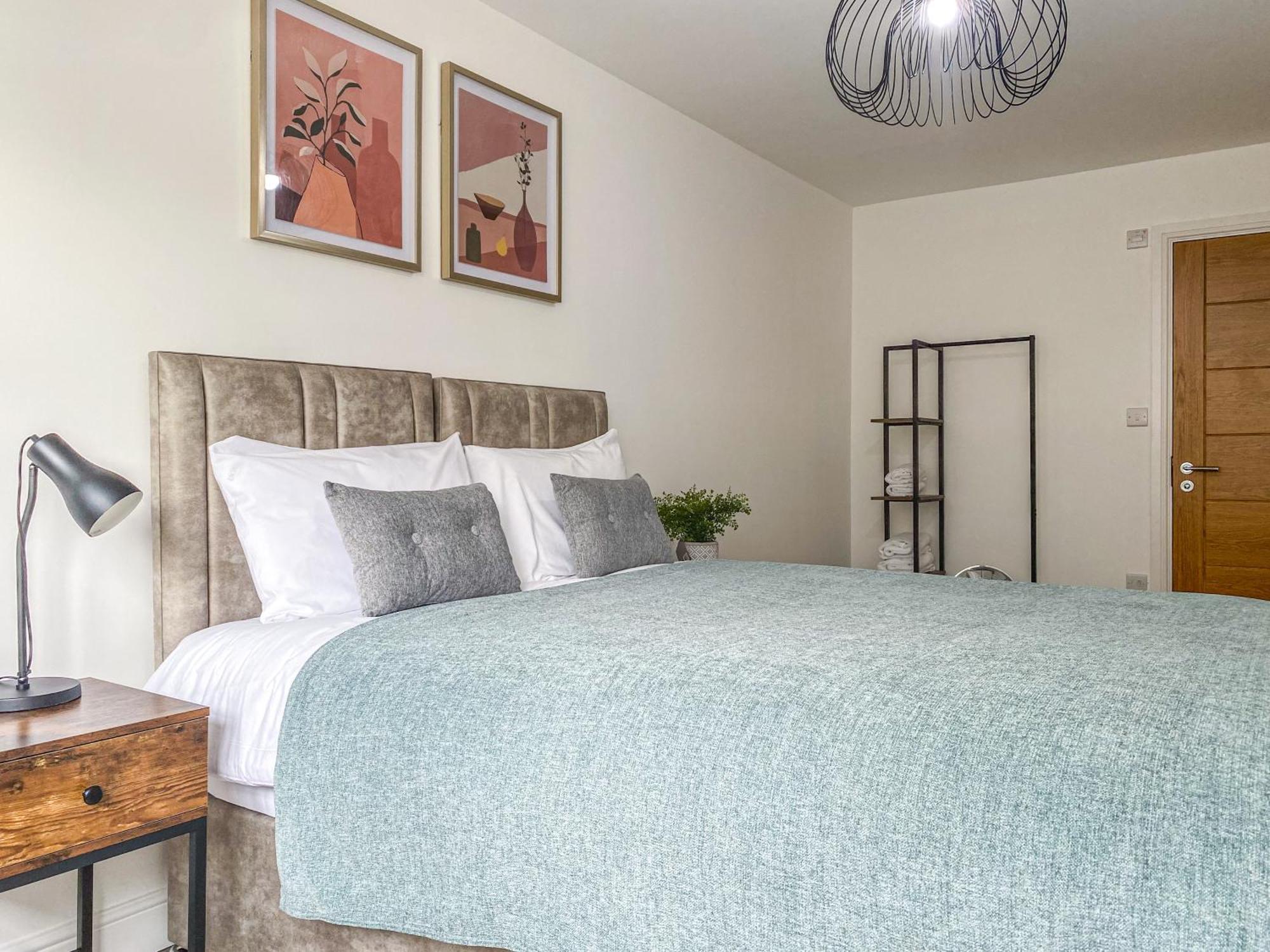 2 Bedroom City Centre Apartment In High Wycombe With Parking Dış mekan fotoğraf