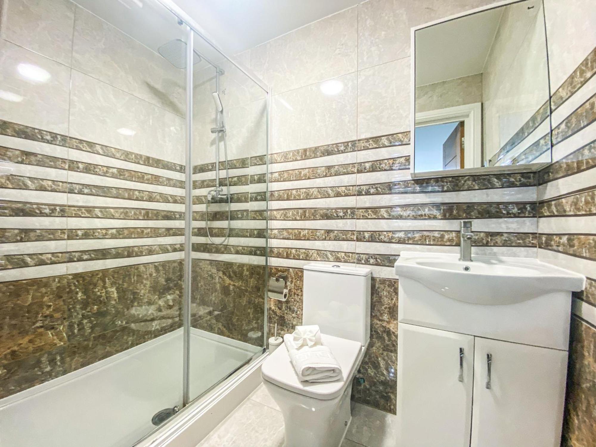 2 Bedroom City Centre Apartment In High Wycombe With Parking Dış mekan fotoğraf