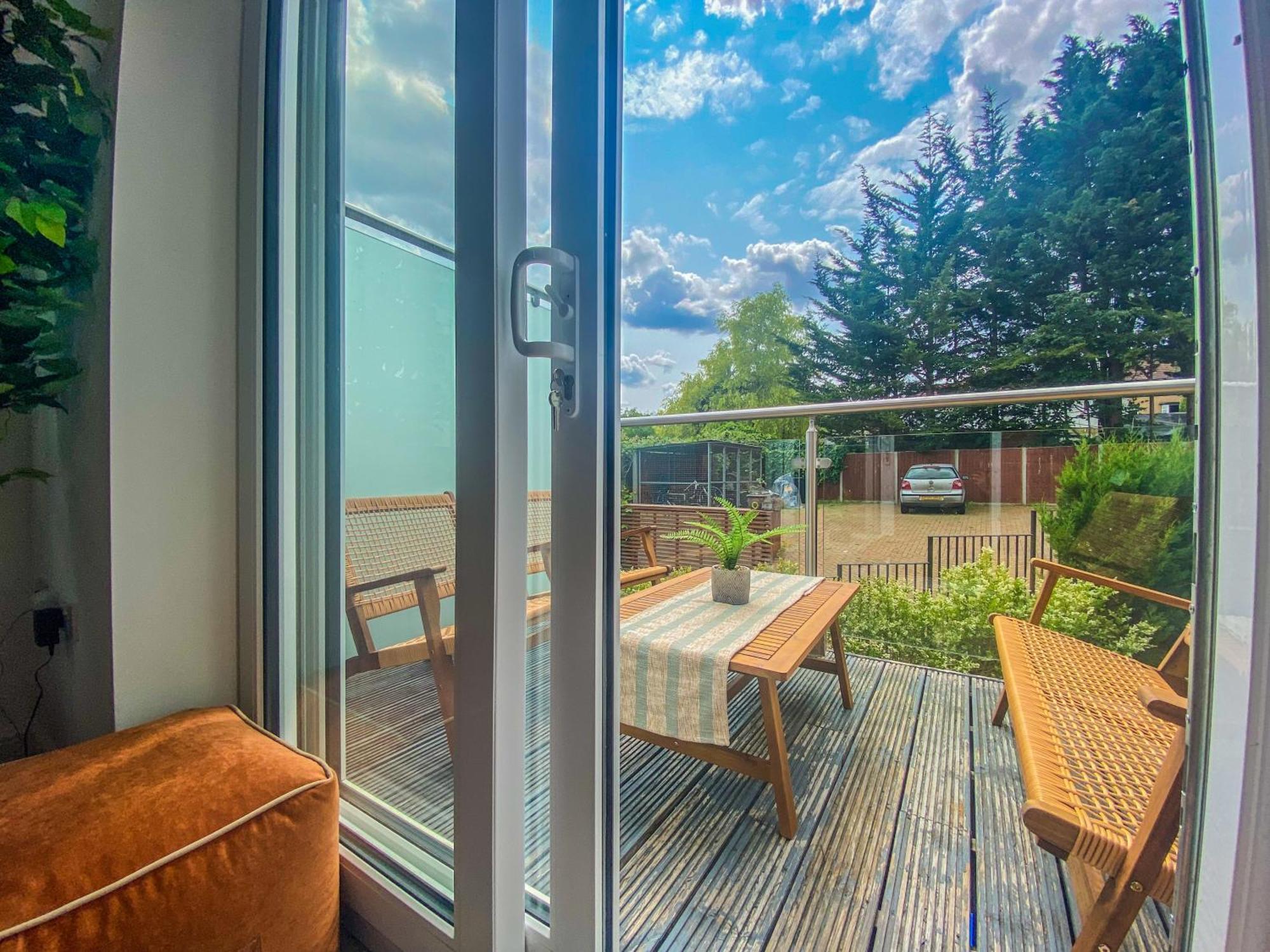 2 Bedroom City Centre Apartment In High Wycombe With Parking Dış mekan fotoğraf